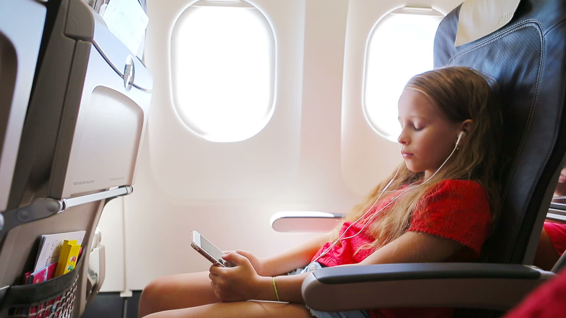 Adorable Petite Fille Voyageant En Avion. Enfant Assis Près De La