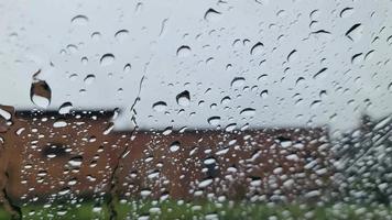 gotas de lluvia corriendo por la ventana de un auto en una vista cercana. video