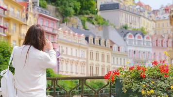 Jeune femme fabrication photo de européen ville. caucasien touristique prendre plaisir sa européen été vacances dans L'Europe  video