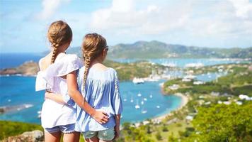 Blick auf den englischen Hafen von Shirley Heights, Antigua, Paradise Bay auf der tropischen Insel in der Karibik video