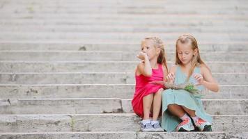 adorable pequeño niña mirando a turístico mapa en pasos en Italia. contento toodler niños disfrutar italiano vacaciones fiesta en Europa. video