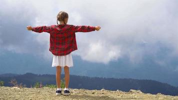 hermosa niña feliz en las montañas en el fondo de la niebla video