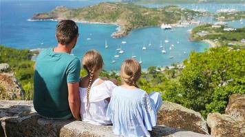 visie van Engels haven van shirley hoogtes, antigua, paradijs baai Bij tropisch eiland in de caraïben zee video