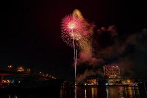 fuegos artificiales en el río en el cielo oscuro foto