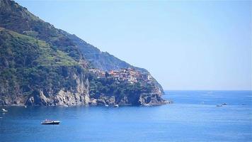 vista sobre la arquitectura del antiguo pueblo italiano y la hermosa bahía. Corniglia es uno de los pueblos antiguos más populares de Cinque Terre, Taly video