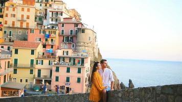casal feliz fundo deslumbrante vila de manarola, cinque terre, ligúria, itália video