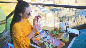 magnifique femme sur petit déjeuner à Extérieur café avec incroyable vue de Manarola dans cinque terre video