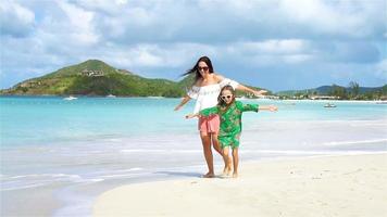 lindo mãe e filha em caribe de praia. lento movimento video