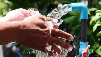 rein Wasser Gießen in männlich Hände. Wasser Tropfen, Wasser Ressourcen, Erde, Umfeld. Erhaltung von natürlich Ressourcen. video