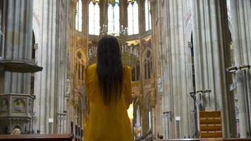 mulher em pé Igreja religião conceito video