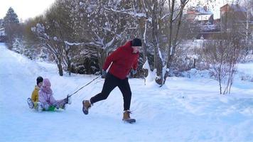 famiglia di papà e bambini vacanza su Natale vigilia all'aperto video