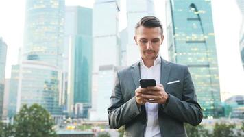 giovane caucasico uomo Tenere smartphone per attività commerciale opera. video