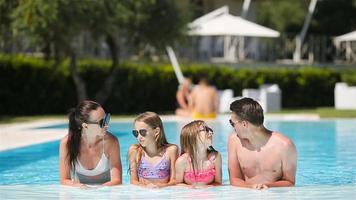 contento familia en nadando piscina video