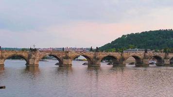 Charles puente en el antiguo pueblo de Praga a atardecer, checo república video