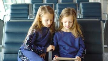 liten förtjusande flickor i flygplats nära stor fönster video
