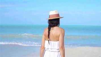 junge glückliche Frau am weißen Strand zu Fuß video