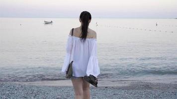 jung Frau auf das Strand im europäisch Ferien auf das ligurisch Küste video