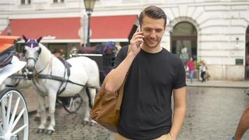 uomo turista con zaino nel Europa strada. video