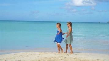 poco contento divertente ragazze avere un' lotto di divertimento a tropicale spiaggia giocando insieme. lento movimento video