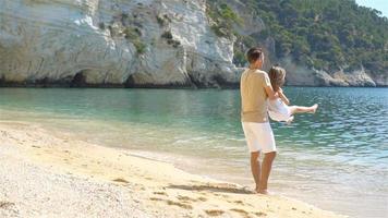 glücklicher Vater und seine entzückende kleine Tochter am Strand video