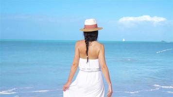 ung skön kvinna på vit sand tropisk strand. video
