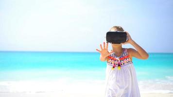 schattig weinig kind meisje gebruik makend van vr virtueel realiteit stofbril video