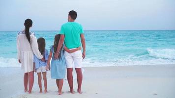 jovem família de férias na praia. conceito de viagem em família video