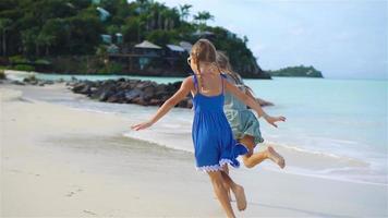 adorable pequeño niña en el playa teniendo divertido en caribe isla. lento movimiento video