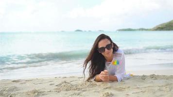 junge schöne Frau am Strand während der tropischen Ferien video