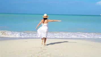 giovane bellissimo donna su bianca sabbia tropicale spiaggia. video