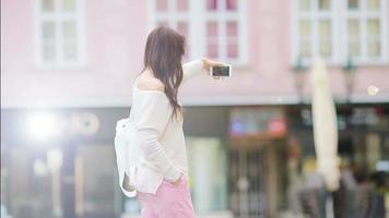 mujer joven tomando autorretrato en ciudad europea. turista caucásica disfruta de sus vacaciones europeas de verano en praga video