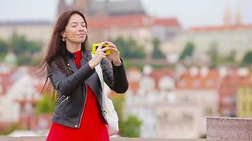 turist flicka tar resa foton förbi känd attraktion med smartphone på sommar högtider. video