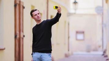 jovem turista atraente tirando foto de selfie com telefone celular ao ar livre, aproveitando o destino de viagem de férias no turismo. video