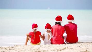 gelukkig familie met twee kinderen in de kerstman hoed Aan zomer vakantie video
