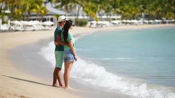 giovane coppia sulla spiaggia bianca durante le vacanze estive. la famiglia felice si gode la luna di miele video