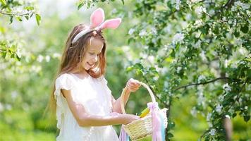 adorable niñita en un floreciente jardín de manzanas en un hermoso día de primavera video