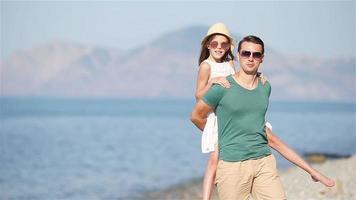 petite fille et papa heureux s'amusant pendant les vacances à la plage video