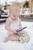 pequeño niña vestido en un traje de baño foto