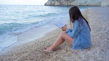 jovem lendo na praia branca tropical video