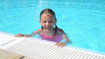 petite fille adorable dans la piscine extérieure video