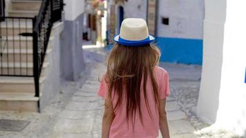 entzückendes kleines Mädchen in der europäischen Stadt im Freien video