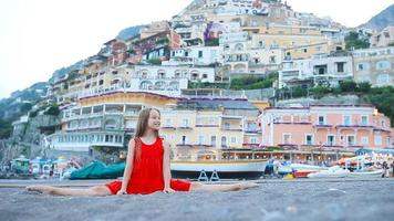 adorabile poco ragazza su caldo e soleggiato estate giorno nel positano cittadina nel Italia video