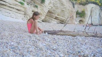 niña linda en la playa durante las vacaciones de verano video