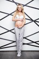 bonito embarazada dama posando en estudio foto