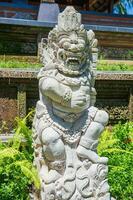 antiguo tradicional balinés estatua de el deidad barong foto