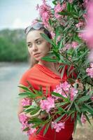 Retrato de una mujer joven y bella foto