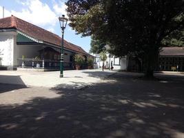 calle y parque en el antiguo pueblo foto