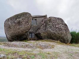 roca casa o casa hacer pene, un casa construido Entre enorme rocas en parte superior de un montaña en fafe, Portugal. por lo general considerado uno de el más extraño casas en el mundo. foto