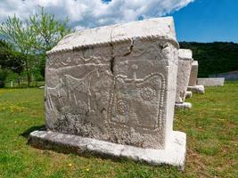 cementerios de lápidas medievales stecci en radimlja, bosnia y herzegovina. sitio de la unesco. lugar histórico de interés. las lápidas presentan una amplia gama de motivos decorativos e inscripciones. foto