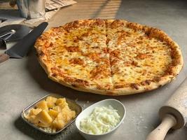 nuevo York estilo Pizza tomate salsa y Derretido queso Mozzarella queso en mesa. foto